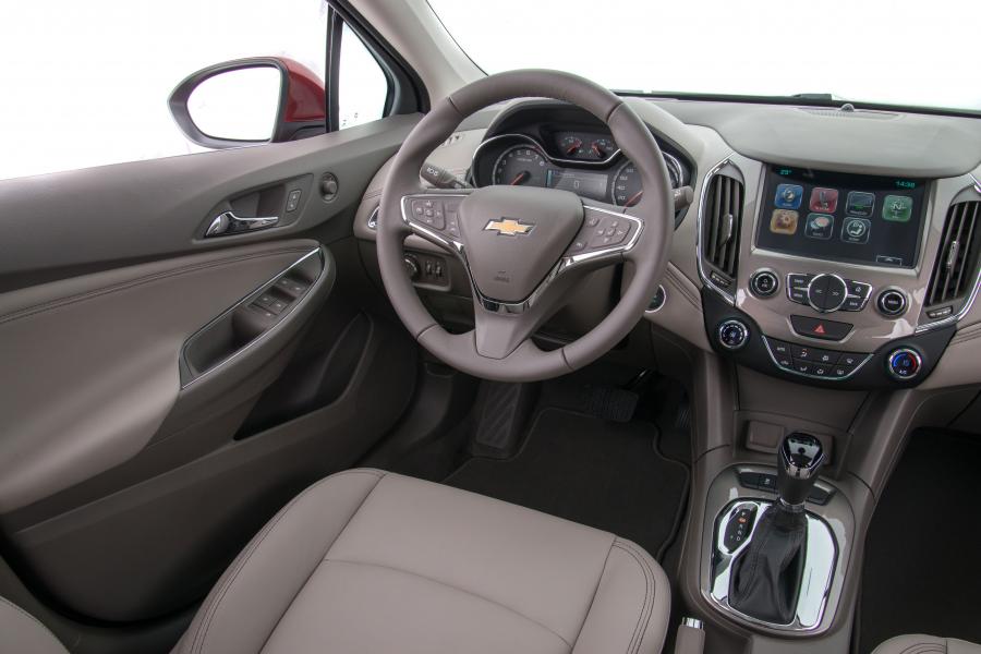 Интерьер Chevrolet Cruze Sport6 2017 года  (LA) (фото 16 из 31)
